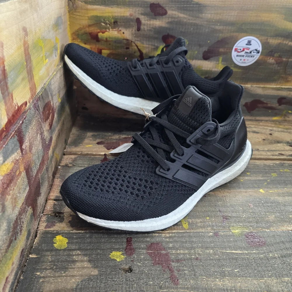Women adidas athletic shoes‎ size 5,5.5 new